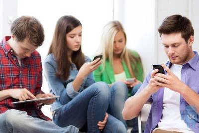Факт дня: Молодежь смотрит на экраны смартфонов 1,5 месяца в году