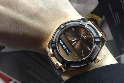 Guess - часы с физическими стрелками и встроенным мини-экраном