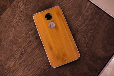 Moto X 2014  по моему мнению - один из самых красивых смартфонов за последнее время