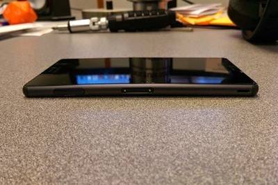 Пользователи флагмана Sony Xperia Z3 публикуют в Сети фотографии изогнутых смартфонов