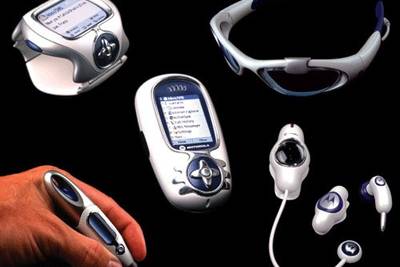 В 2003 году компания Motorola совместно с дизайн-студией “Frog Design” представила целый набор концептуальных решений