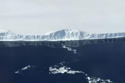 #фото дня | NASA опубликовало фотографии гигантского айсберга, отделившегося от Антарктиды