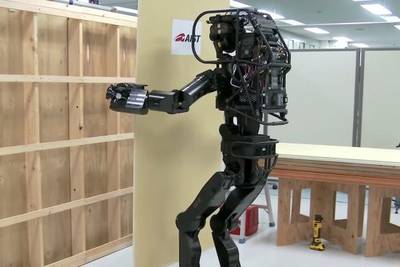 Видео: двуногий робот-строитель HRP-5P самостоятельно крепит доску на стену