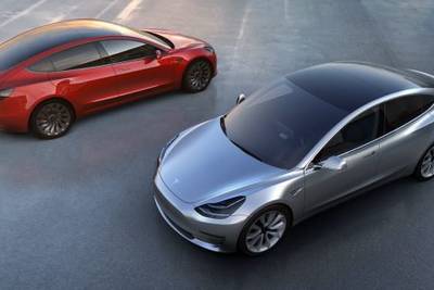 Tesla собирает батареи Model 3 вручную, стараясь уложиться в сроки