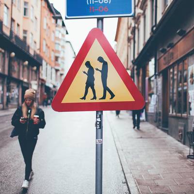 В Хельсинки появился дорожный знак «Люди с мобильниками»