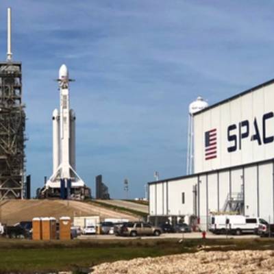 SpaceX успешно запустила сверхтяжелую ракету Falcon Heavy