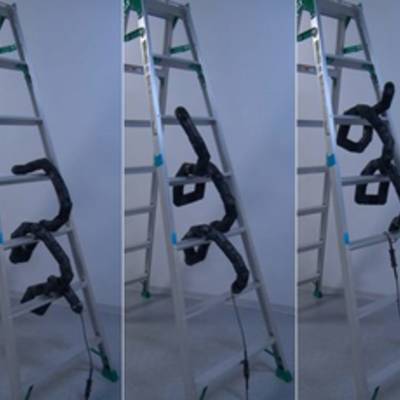 Робот-змея научился взбираться по лестнице