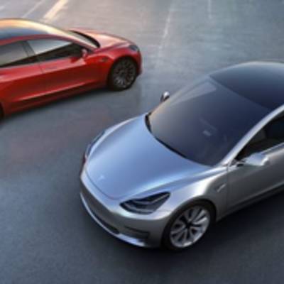 Tesla собирает батареи Model 3 вручную, стараясь уложиться в сроки