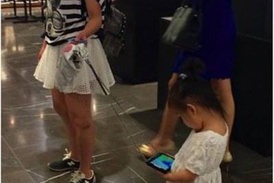 Детский поводок, который прикрепили к экрану смартфона.