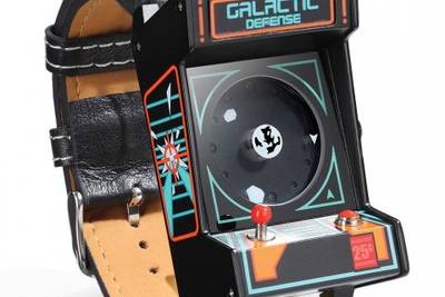 Как вам часы в стиле игрового автомата из 80-х?) При нажатии кнопки издаётся звук выстрела бластера