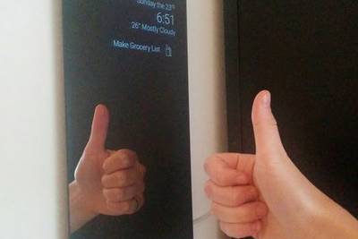 В Канаде женщина сделала из планшета необычное «умное» зеркало под названием HomeMirror