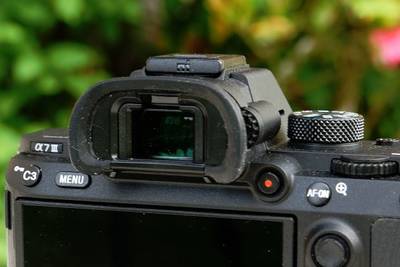 Новая беззеркальная камера Sony имеет видоискатель на 60 процентов лучше