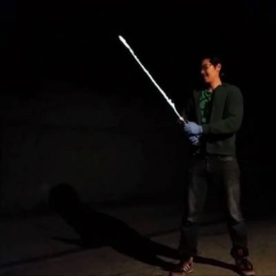 Фанат «Звездных войн» создал рабочий световой меч, который светится в темноте и обжигает