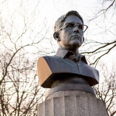 В Нью-Йорке появился несанкционированный памятник Сноудену