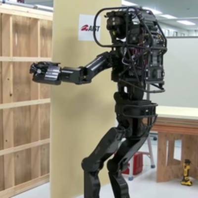 Видео: двуногий робот-строитель HRP-5P самостоятельно крепит доску на стену